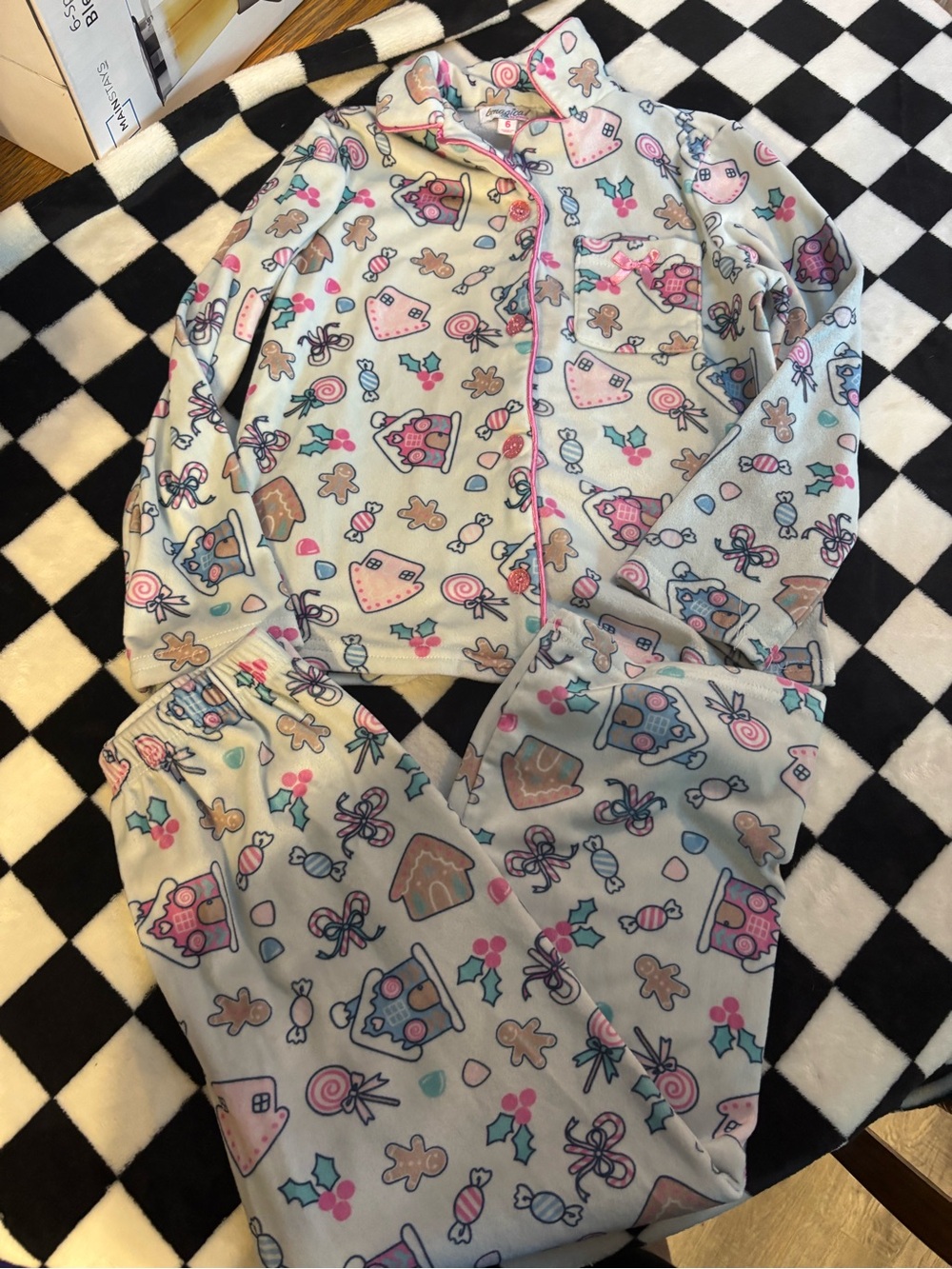 Size 6 ginger bread house pjs